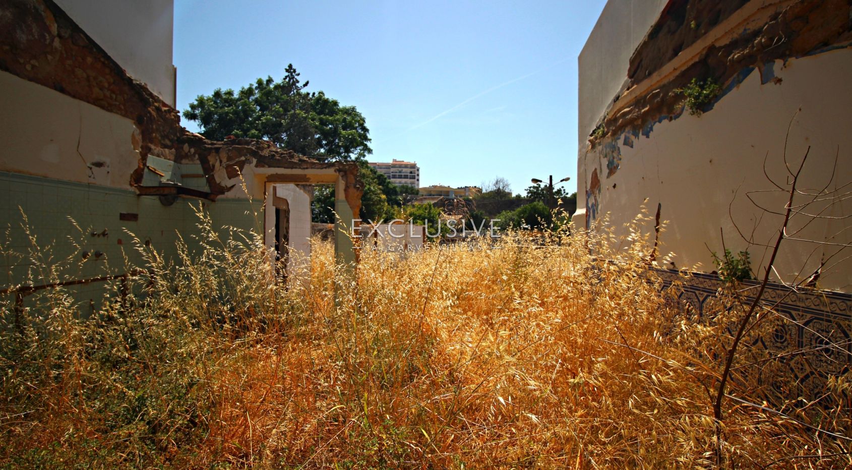 Grundstück zum Bau eines Reihenhauses mit Garten und Pool im historischen Zentrum von Lagos an der A