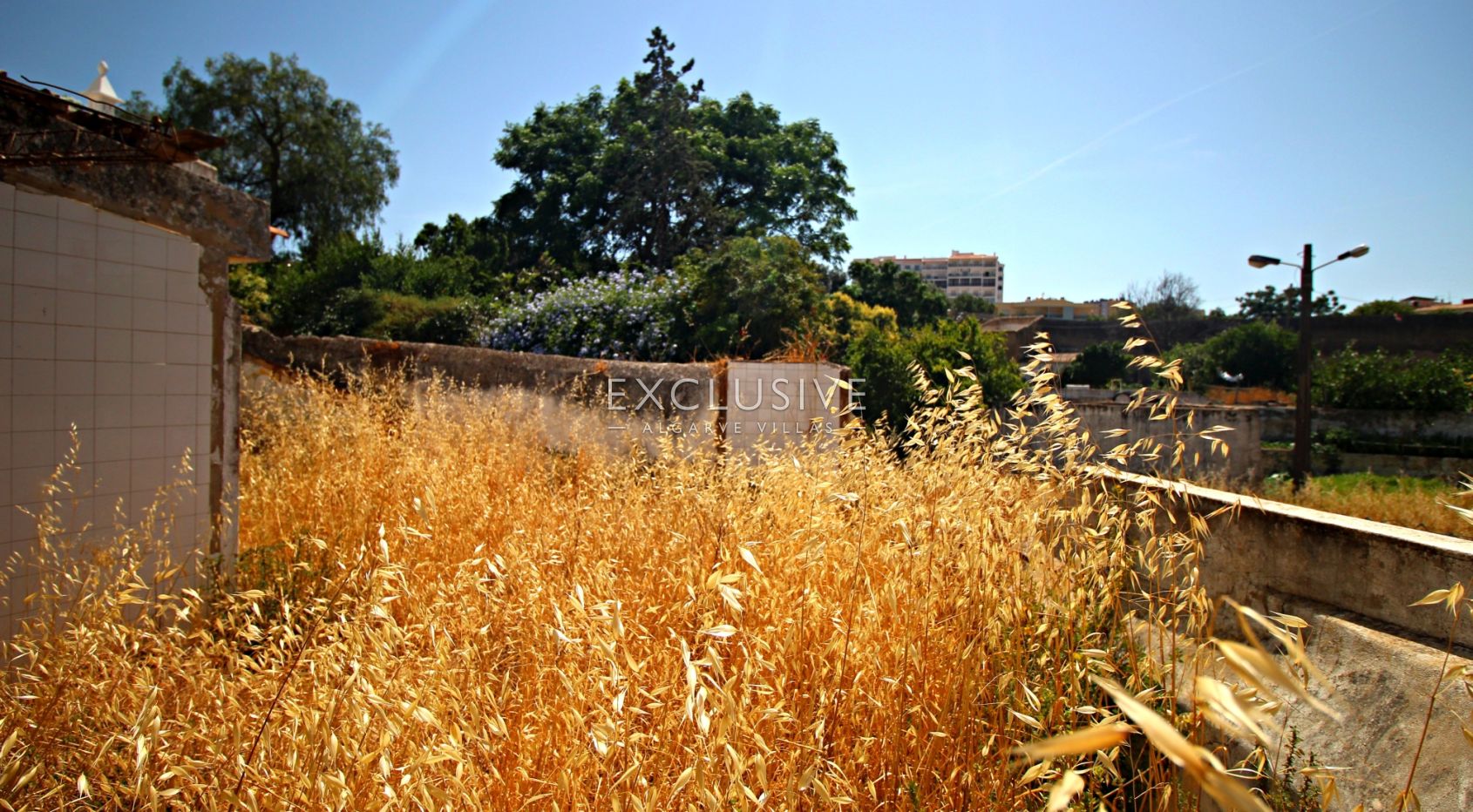 Grundstück zum Bau eines Reihenhauses mit Garten und Pool im historischen Zentrum von Lagos an der A