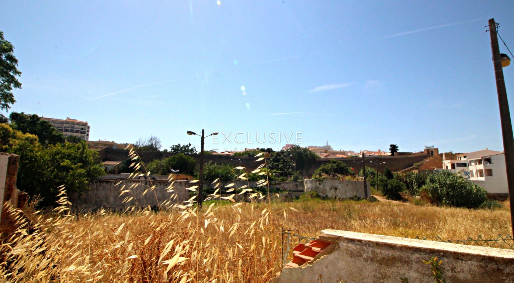 Grundstück zum Bau eines Reihenhauses mit Garten und Pool im historischen Zentrum von Lagos an der A