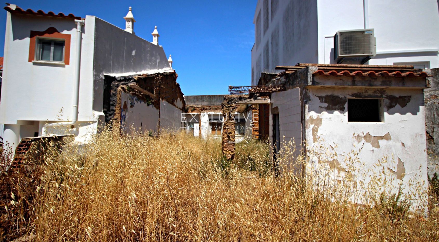 Grundstück zum Bau eines Reihenhauses mit Garten und Pool im historischen Zentrum von Lagos an der A