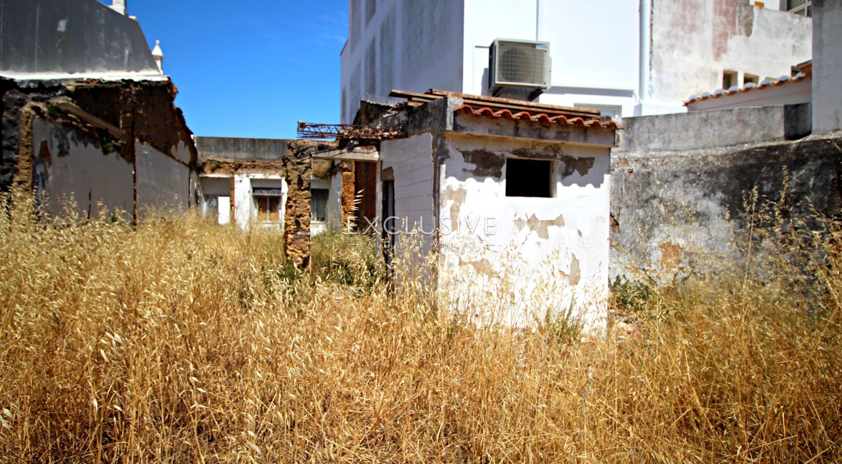 Grundstück zum Bau eines Reihenhauses mit Garten und Pool im historischen Zentrum von Lagos an der A