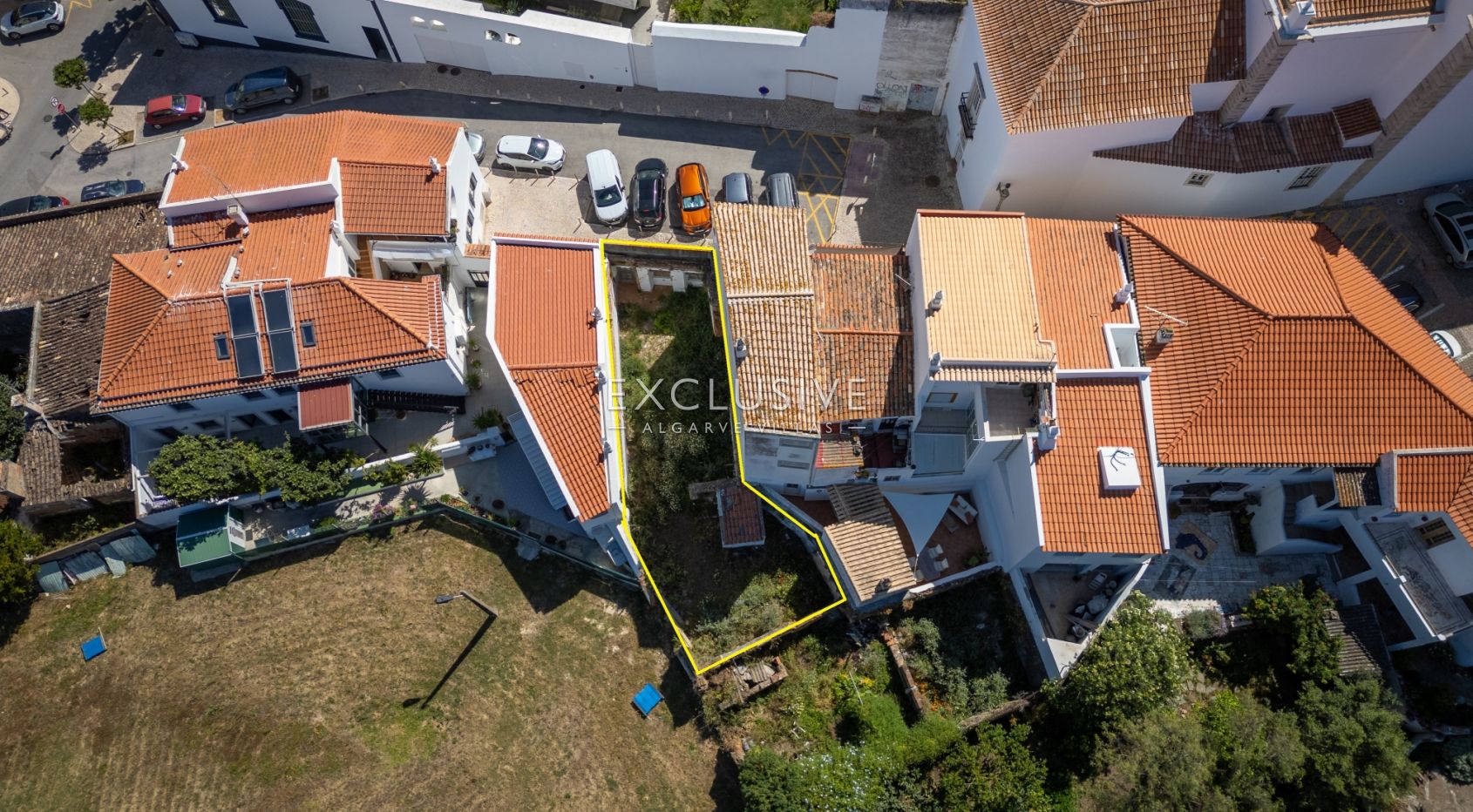 Grundstück zum Bau eines Reihenhauses mit Garten und Pool im historischen Zentrum von Lagos an der A