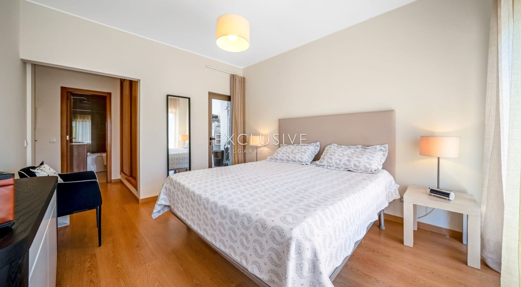 Modern 4-Bedroom Villa with Pool, beach & golf nearby, Alcantarilha, Algarve