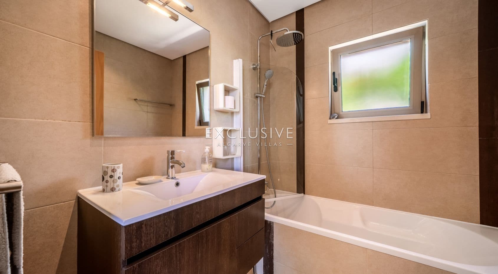 Modern 4-Bedroom Villa with Pool, beach & golf nearby, Alcantarilha, Algarve