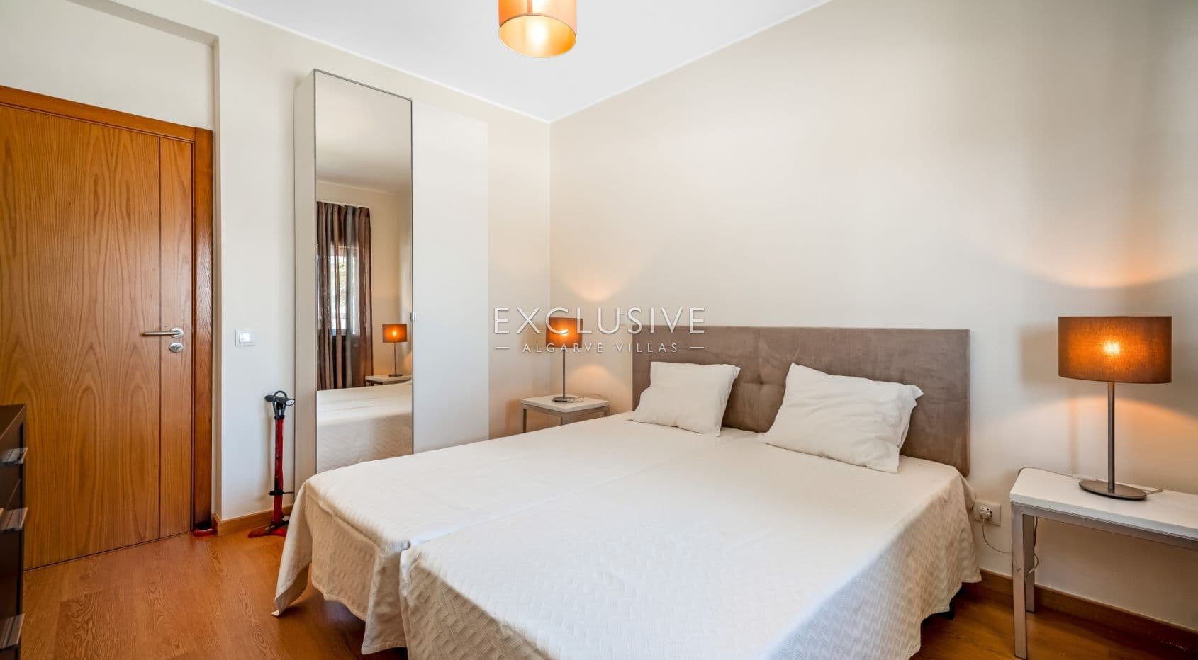 Modern 4-Bedroom Villa with Pool, beach & golf nearby, Alcantarilha, Algarve