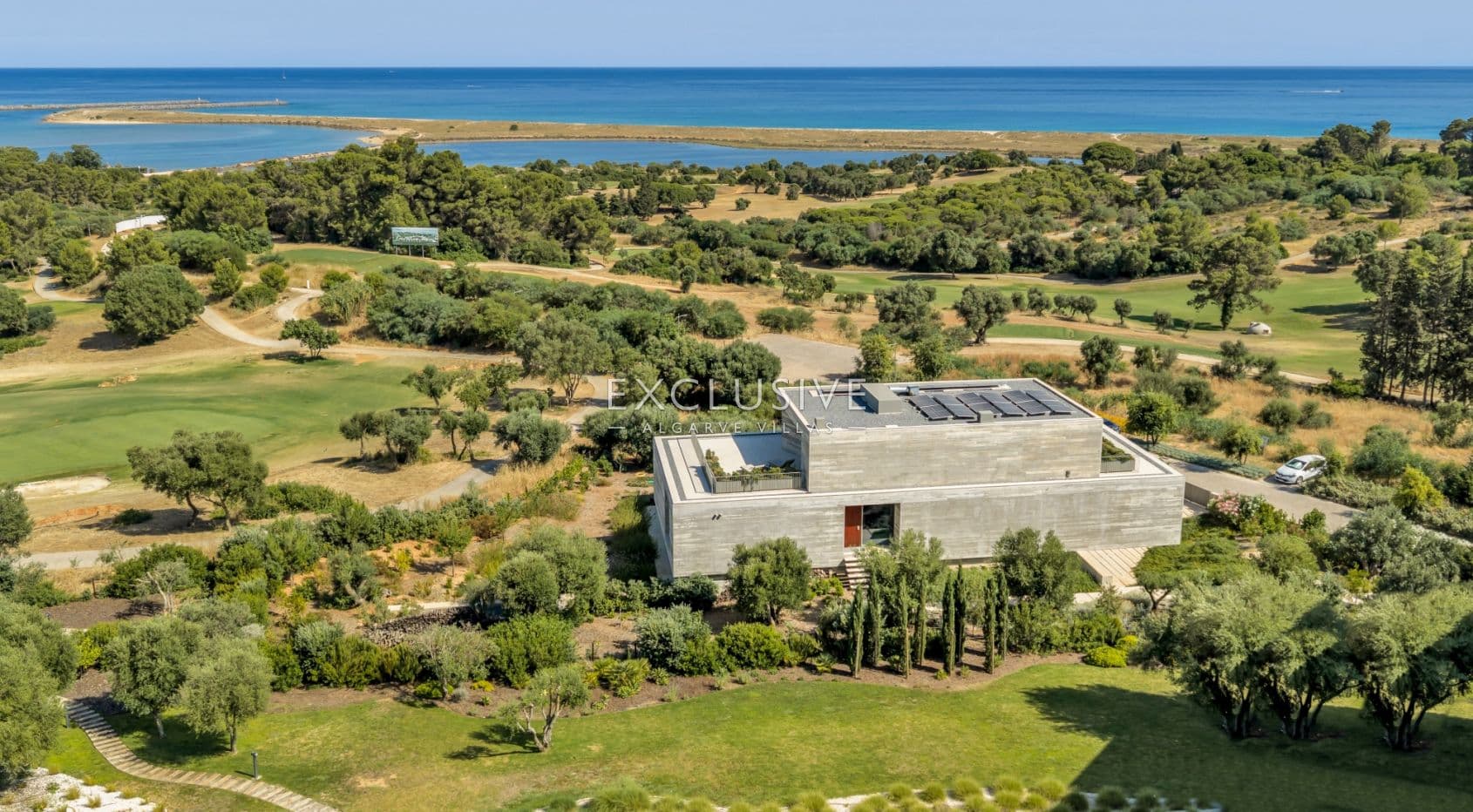 Moderne villa met 5 slaapkamers en uitzicht op zee en de golfbaan in het Palmares Golf Resort Lagos-1