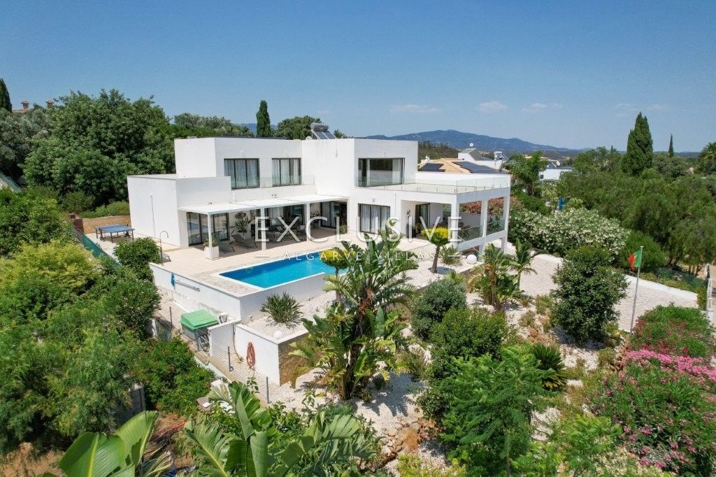 Moderne Villa mit 4 Schlafzimmern und Pool in Südostlage, nördlich von Portimão an der Algarve zu ve
