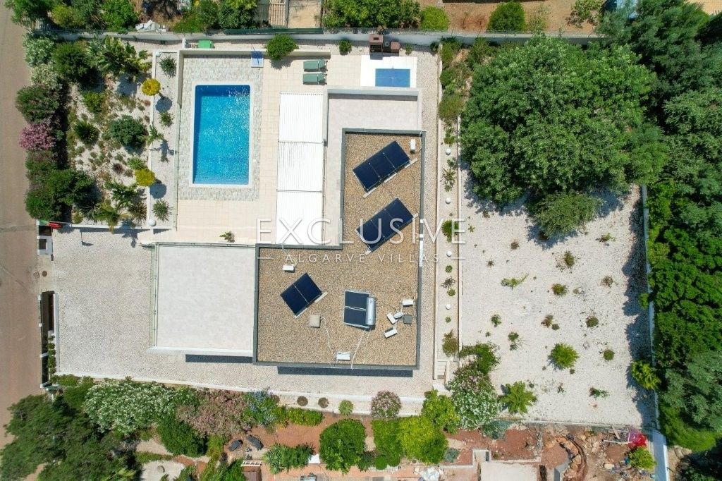 Moderne Villa mit 4 Schlafzimmern und Pool in Südostlage, nördlich von Portimão an der Algarve zu ve