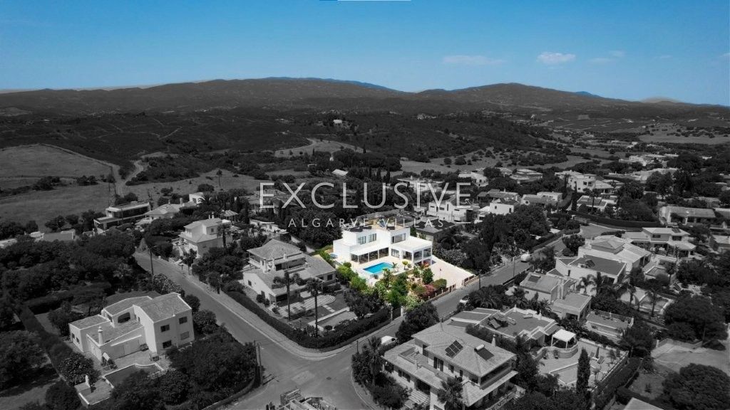 Moderne Villa mit 4 Schlafzimmern und Pool in Südostlage, nördlich von Portimão an der Algarve zu ve