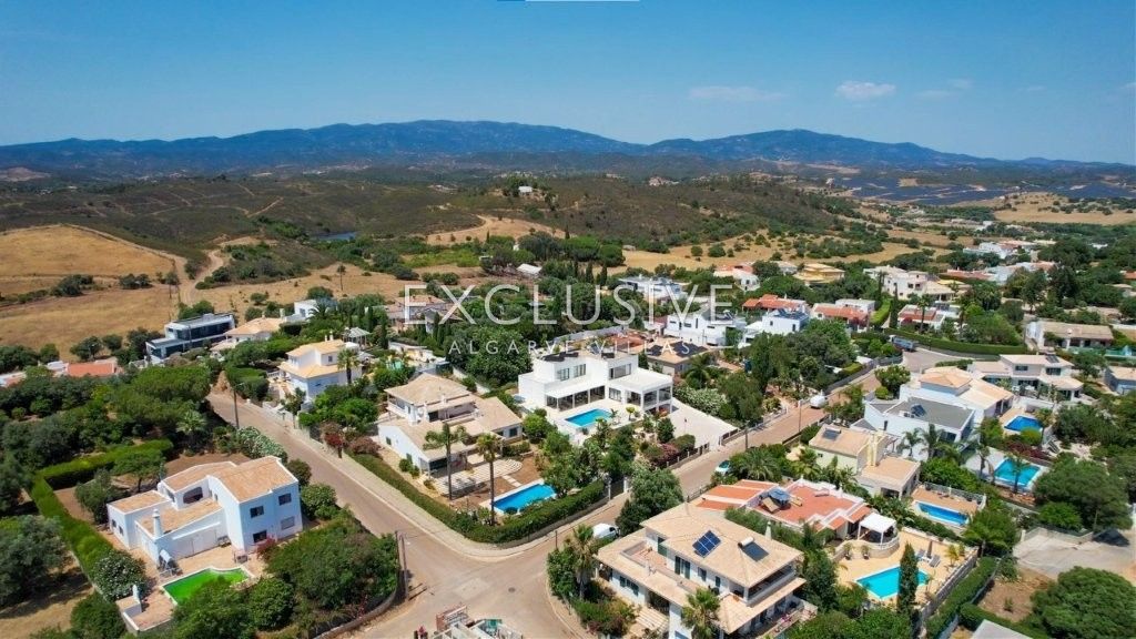 Moderne Villa mit 4 Schlafzimmern und Pool in Südostlage, nördlich von Portimão an der Algarve zu ve