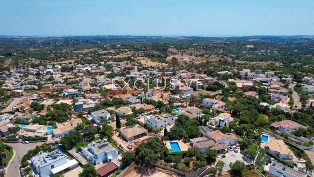 Moderne Villa mit 4 Schlafzimmern und Pool in Südostlage, nördlich von Portimão an der Algarve zu ve