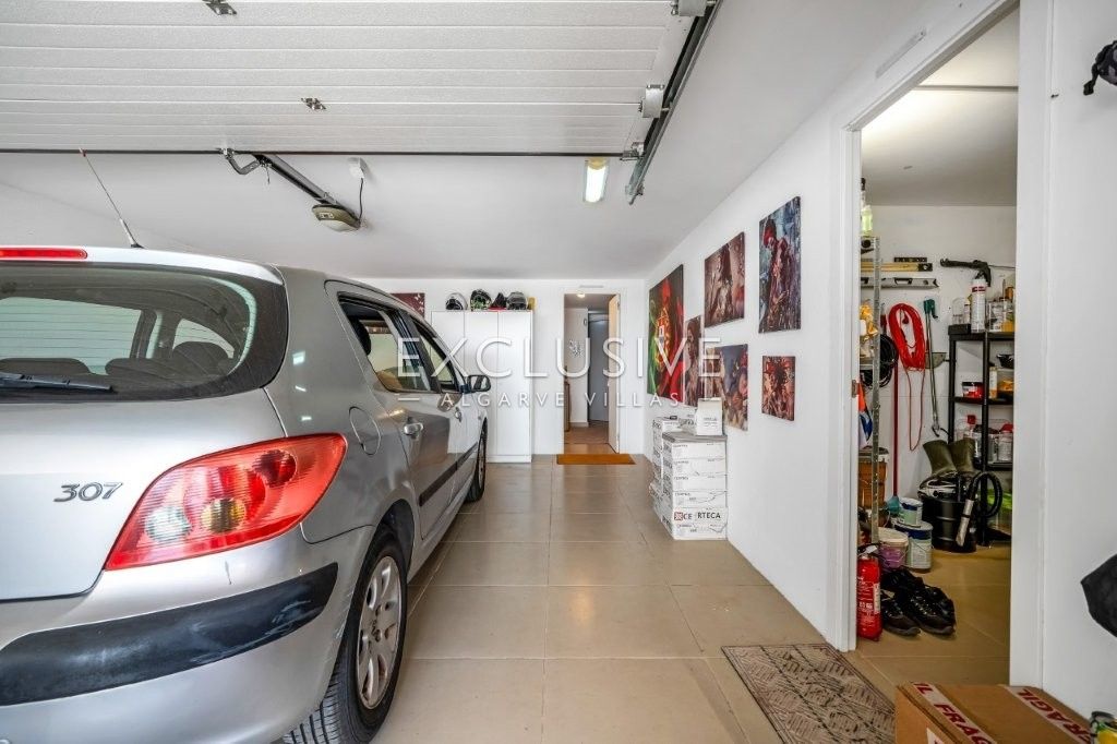 Moderne Villa mit 4 Schlafzimmern und Pool in Südostlage, nördlich von Portimão an der Algarve zu ve