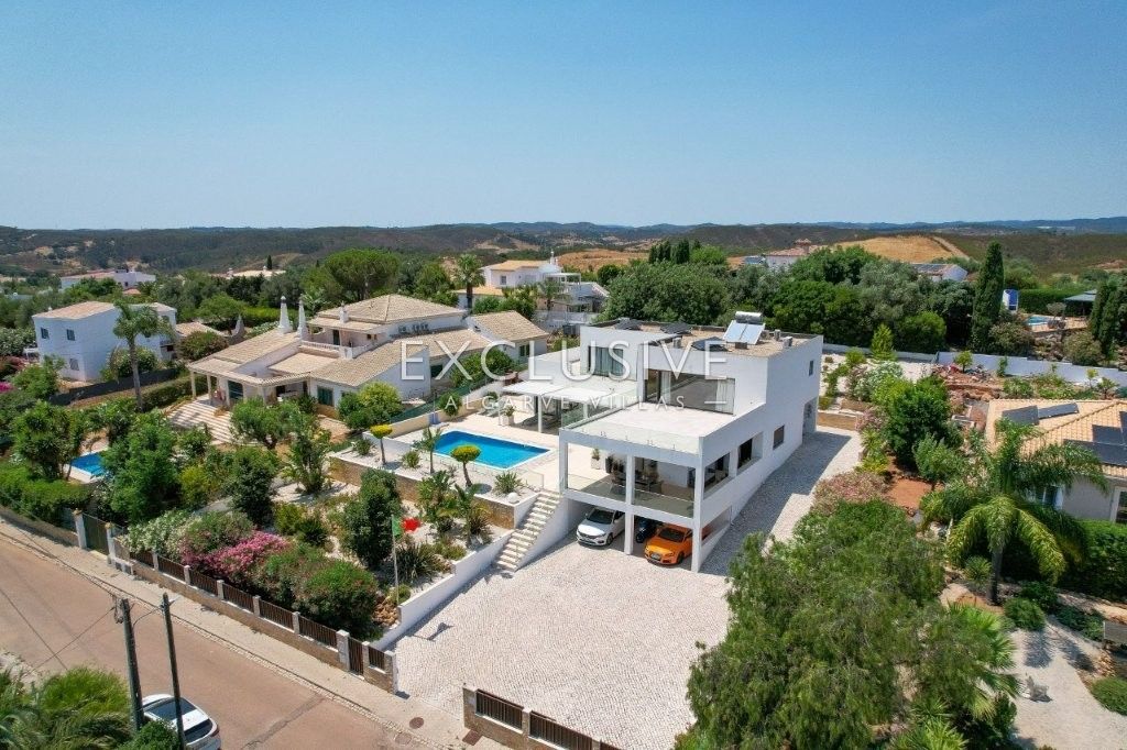 Moderne Villa mit 4 Schlafzimmern und Pool in Südostlage, nördlich von Portimão an der Algarve zu ve