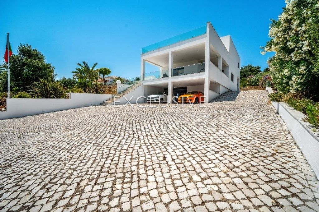 Moderne Villa mit 4 Schlafzimmern und Pool in Südostlage, nördlich von Portimão an der Algarve zu ve