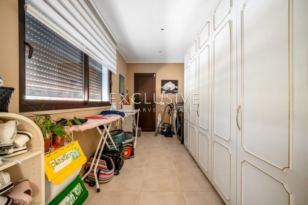 Moderne Villa mit 4 Schlafzimmern und Pool in Südostlage, nördlich von Portimão an der Algarve zu ve
