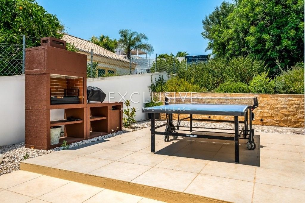Moderne Villa mit 4 Schlafzimmern und Pool in Südostlage, nördlich von Portimão an der Algarve zu ve