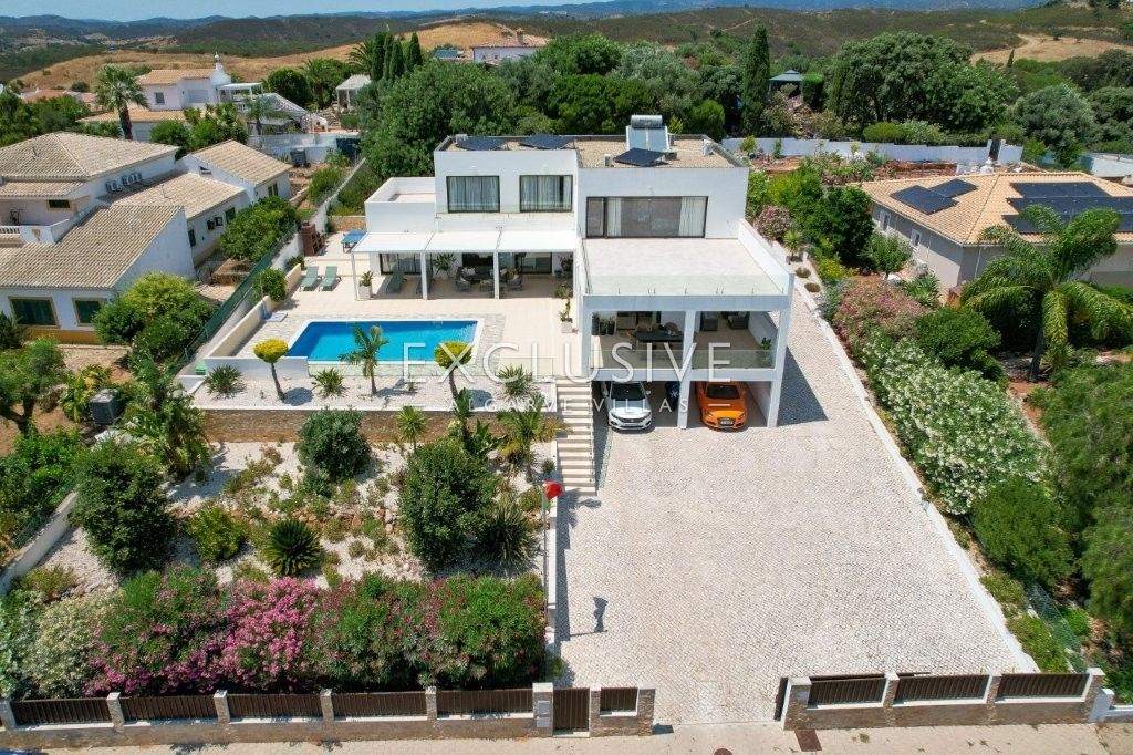 Moderne Villa mit 4 Schlafzimmern und Pool in Südostlage, nördlich von Portimão an der Algarve zu ve