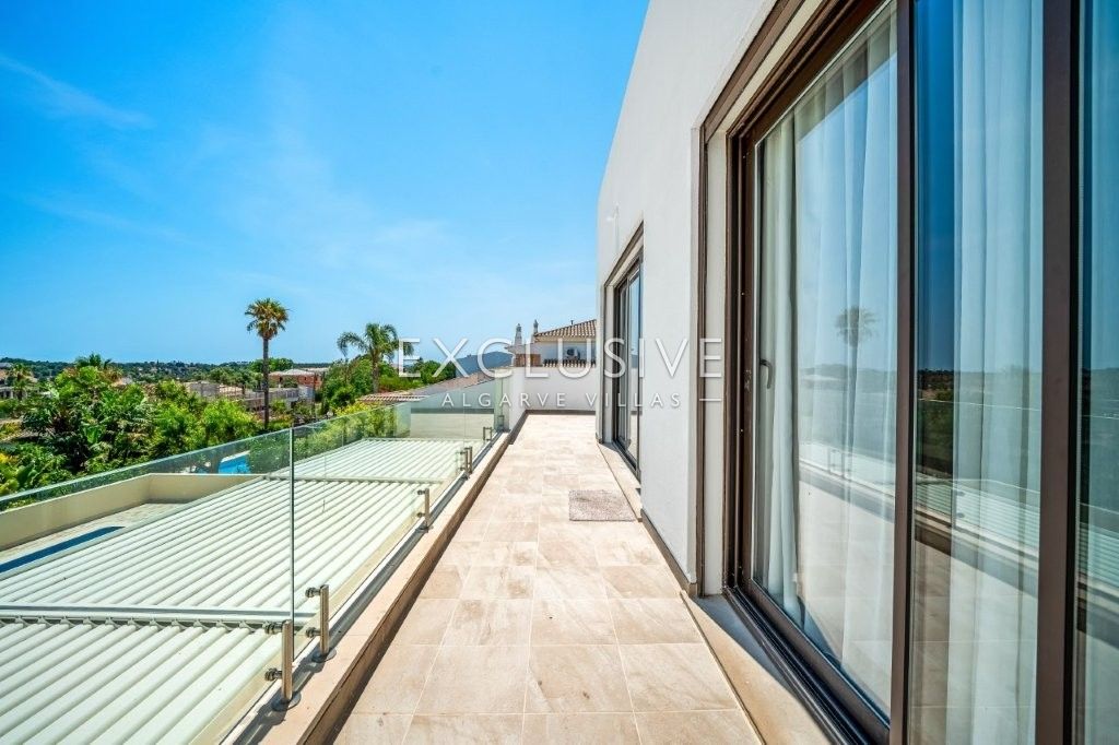 Moderne Villa mit 4 Schlafzimmern und Pool in Südostlage, nördlich von Portimão an der Algarve zu ve
