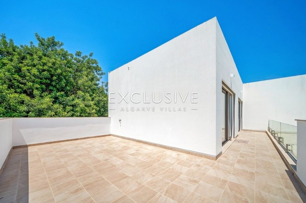 Moderne Villa mit 4 Schlafzimmern und Pool in Südostlage, nördlich von Portimão an der Algarve zu ve