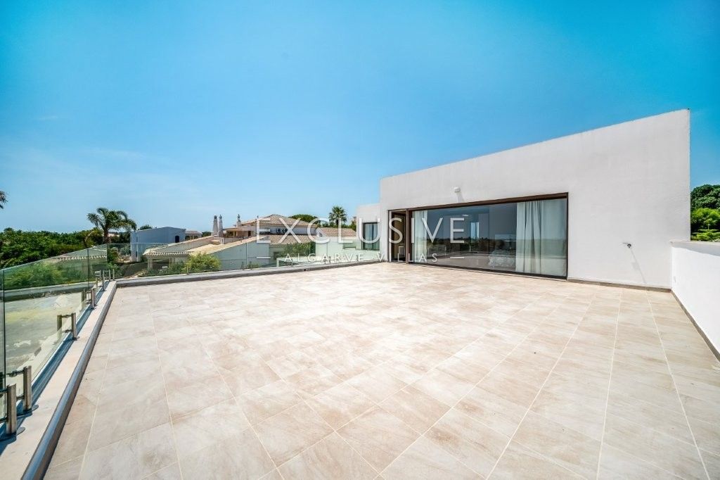 Moderne Villa mit 4 Schlafzimmern und Pool in Südostlage, nördlich von Portimão an der Algarve zu ve