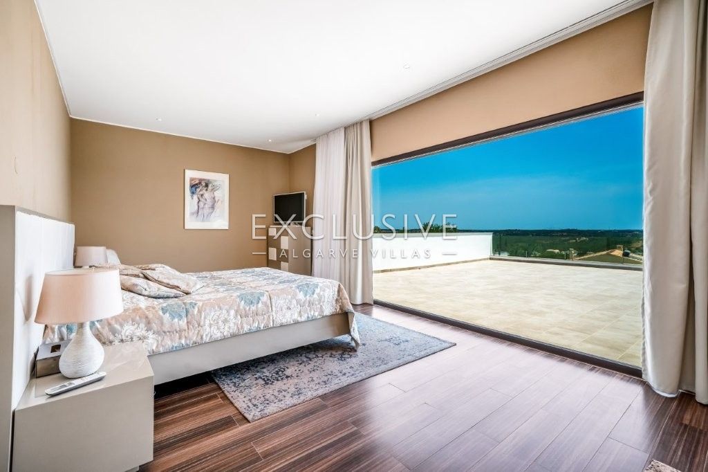 Moderne Villa mit 4 Schlafzimmern und Pool in Südostlage, nördlich von Portimão an der Algarve zu ve