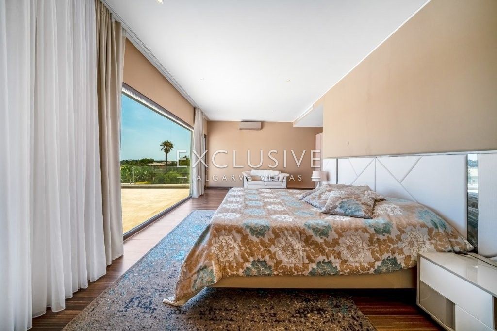 Moderne Villa mit 4 Schlafzimmern und Pool in Südostlage, nördlich von Portimão an der Algarve zu ve