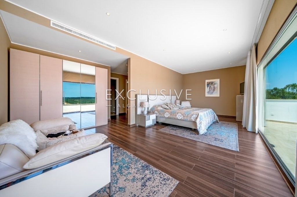 Moderne Villa mit 4 Schlafzimmern und Pool in Südostlage, nördlich von Portimão an der Algarve zu ve