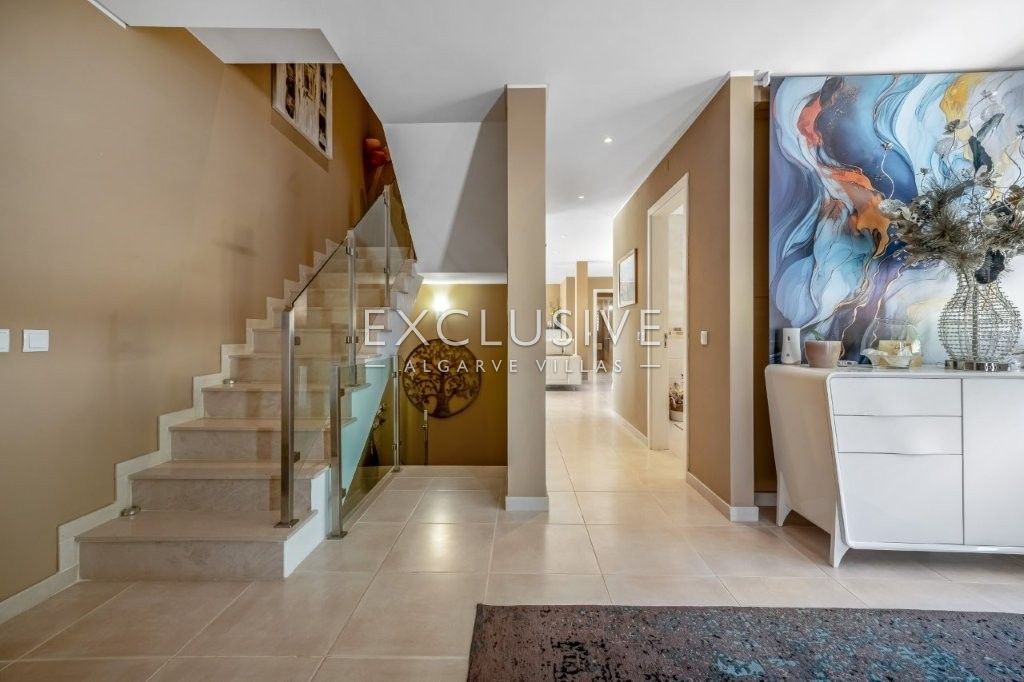 Moderne Villa mit 4 Schlafzimmern und Pool in Südostlage, nördlich von Portimão an der Algarve zu ve