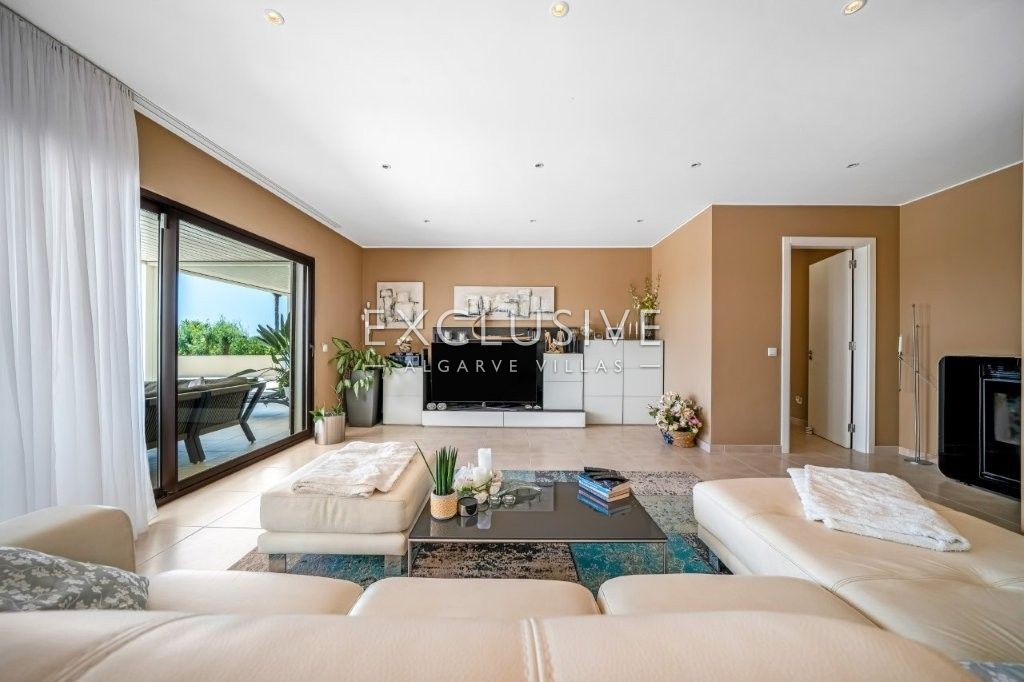 Moderne Villa mit 4 Schlafzimmern und Pool in Südostlage, nördlich von Portimão an der Algarve zu ve