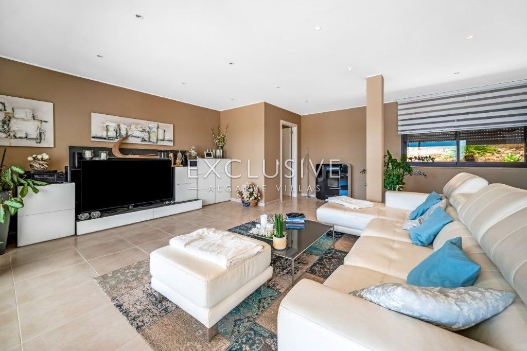 Moderne Villa mit 4 Schlafzimmern und Pool in Südostlage, nördlich von Portimão an der Algarve zu ve