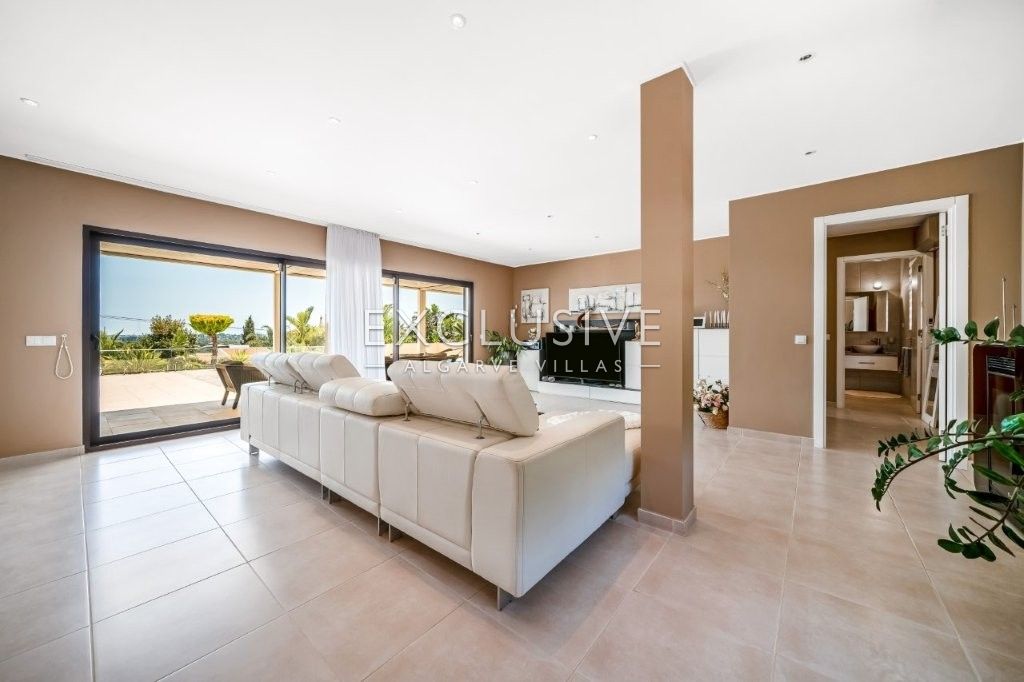 Moderne Villa mit 4 Schlafzimmern und Pool in Südostlage, nördlich von Portimão an der Algarve zu ve