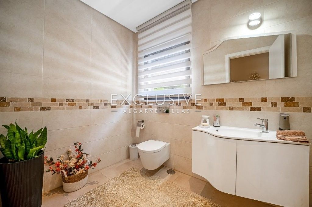 Moderne Villa mit 4 Schlafzimmern und Pool in Südostlage, nördlich von Portimão an der Algarve zu ve