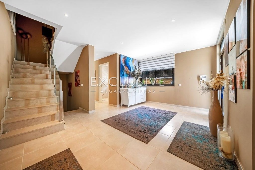 Moderne Villa mit 4 Schlafzimmern und Pool in Südostlage, nördlich von Portimão an der Algarve zu ve