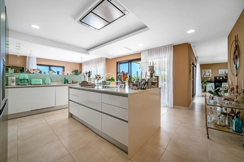 Moderne Villa mit 4 Schlafzimmern und Pool in Südostlage, nördlich von Portimão an der Algarve zu ve