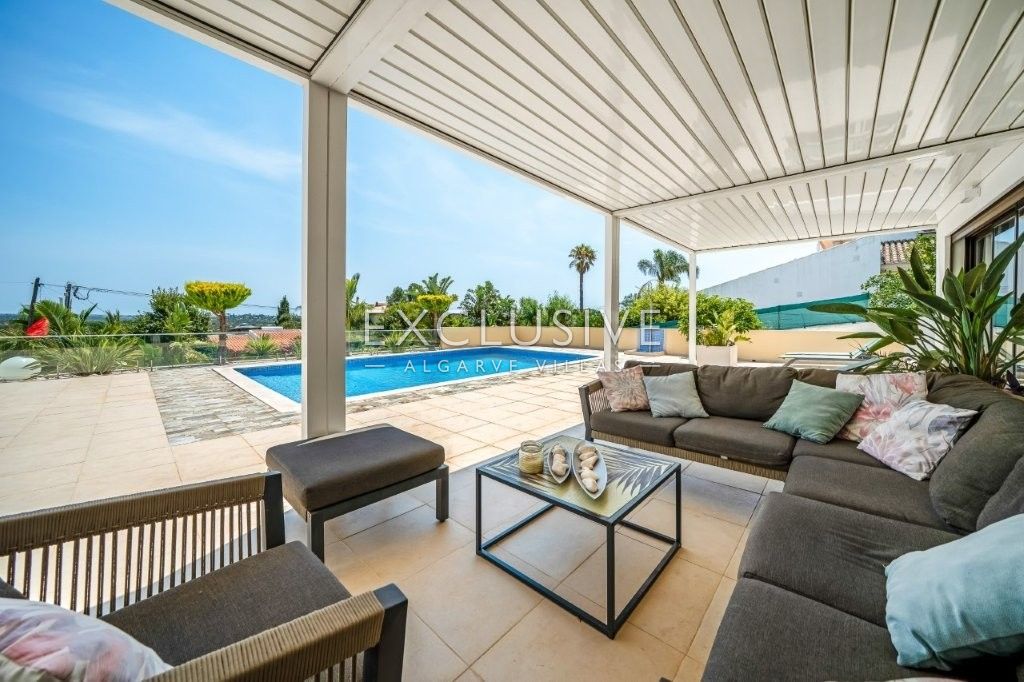 Moderne Villa mit 4 Schlafzimmern und Pool in Südostlage, nördlich von Portimão an der Algarve zu ve
