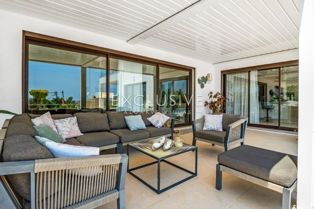 Moderne Villa mit 4 Schlafzimmern und Pool in Südostlage, nördlich von Portimão an der Algarve zu ve