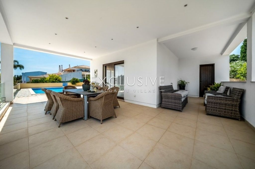 Moderne Villa mit 4 Schlafzimmern und Pool in Südostlage, nördlich von Portimão an der Algarve zu ve