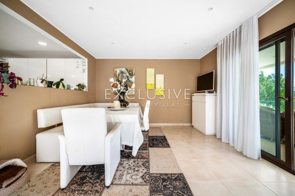 Moderne Villa mit 4 Schlafzimmern und Pool in Südostlage, nördlich von Portimão an der Algarve zu ve