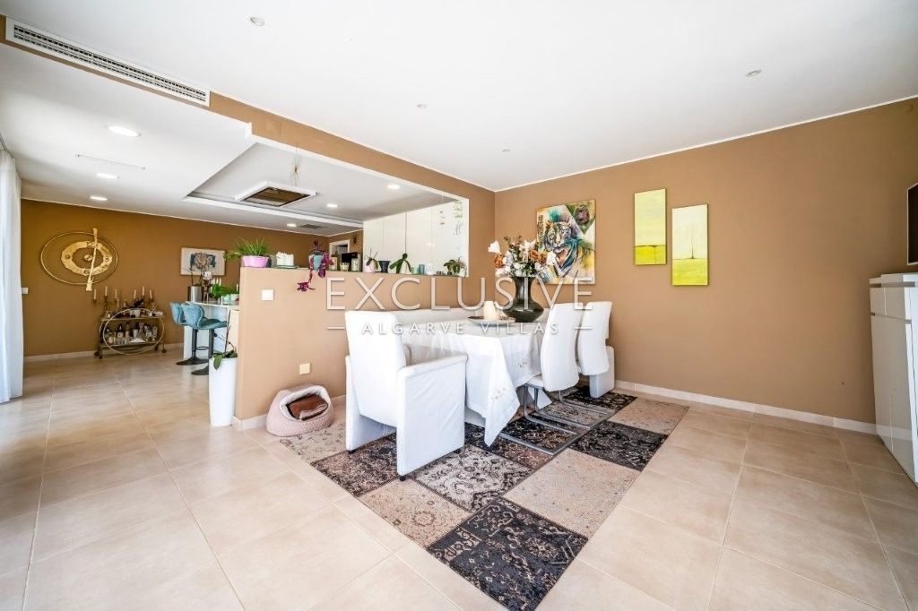 Moderne Villa mit 4 Schlafzimmern und Pool in Südostlage, nördlich von Portimão an der Algarve zu ve