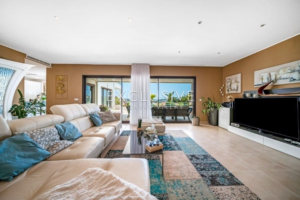 Moderne Villa mit 4 Schlafzimmern und Pool in Südostlage, nördlich von Portimão an der Algarve zu ve