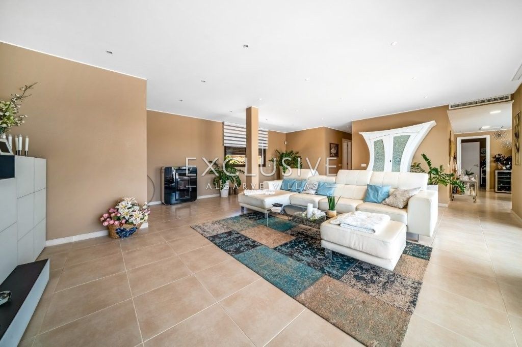 Moderne Villa mit 4 Schlafzimmern und Pool in Südostlage, nördlich von Portimão an der Algarve zu ve