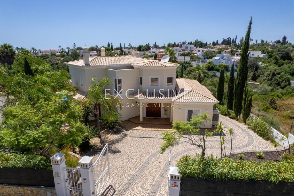 Moderne Villa mit 4 Schlafzimmern, traditionellen portugiesischen Elementen, Pool und Meerblick zu v
