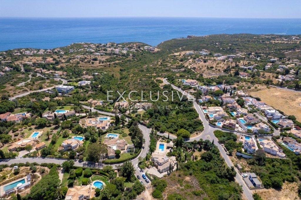 Moderne Villa mit 4 Schlafzimmern, traditionellen portugiesischen Elementen, Pool und Meerblick zu v