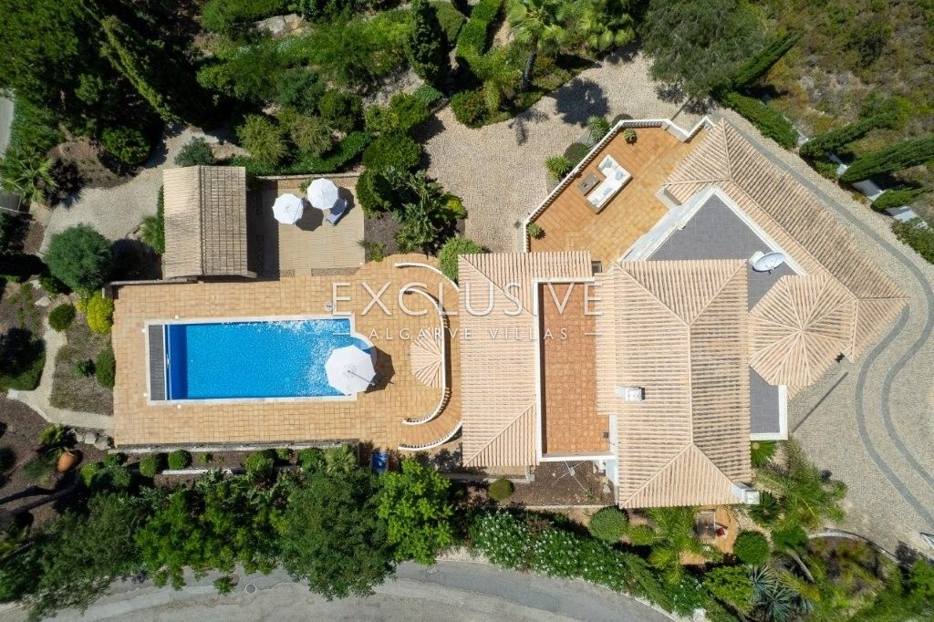 Moderne Villa mit 4 Schlafzimmern, traditionellen portugiesischen Elementen, Pool und Meerblick zu v