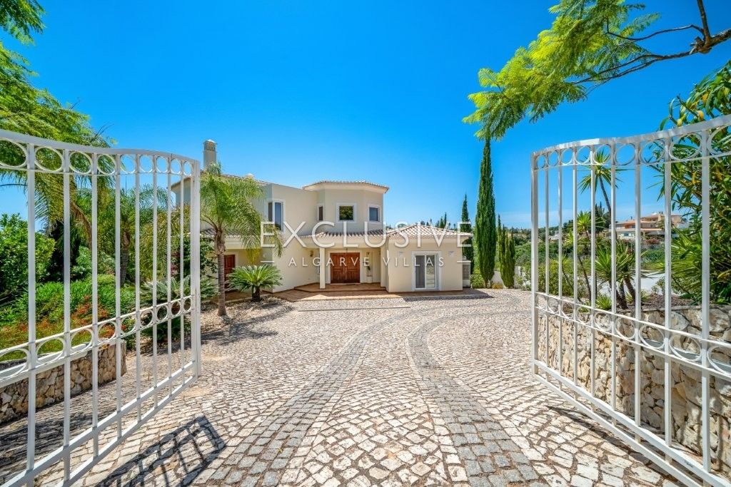 Moderne Villa mit 4 Schlafzimmern, traditionellen portugiesischen Elementen, Pool und Meerblick zu v