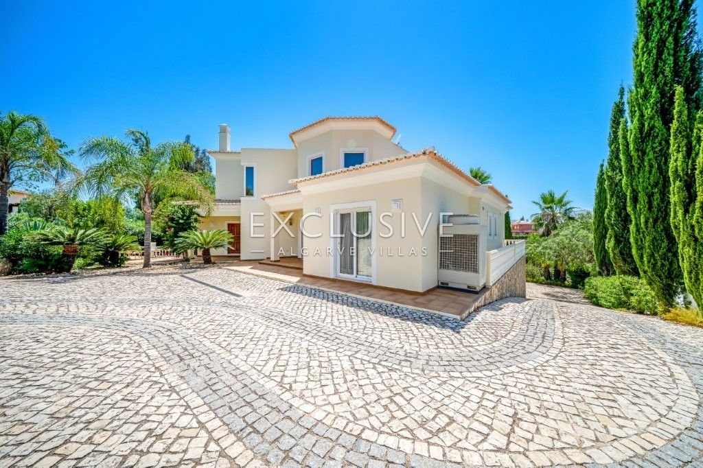 Moderne Villa mit 4 Schlafzimmern, traditionellen portugiesischen Elementen, Pool und Meerblick zu v