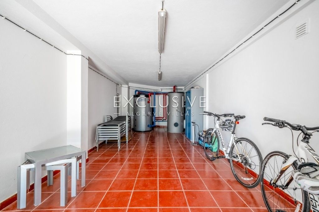 Moderne Villa mit 4 Schlafzimmern, traditionellen portugiesischen Elementen, Pool und Meerblick zu v