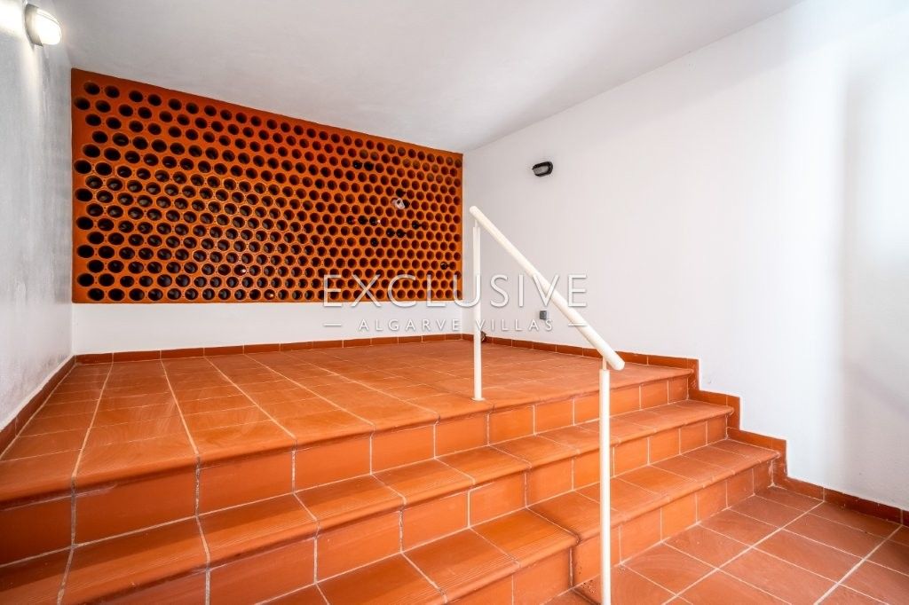 Moderne Villa mit 4 Schlafzimmern, traditionellen portugiesischen Elementen, Pool und Meerblick zu v