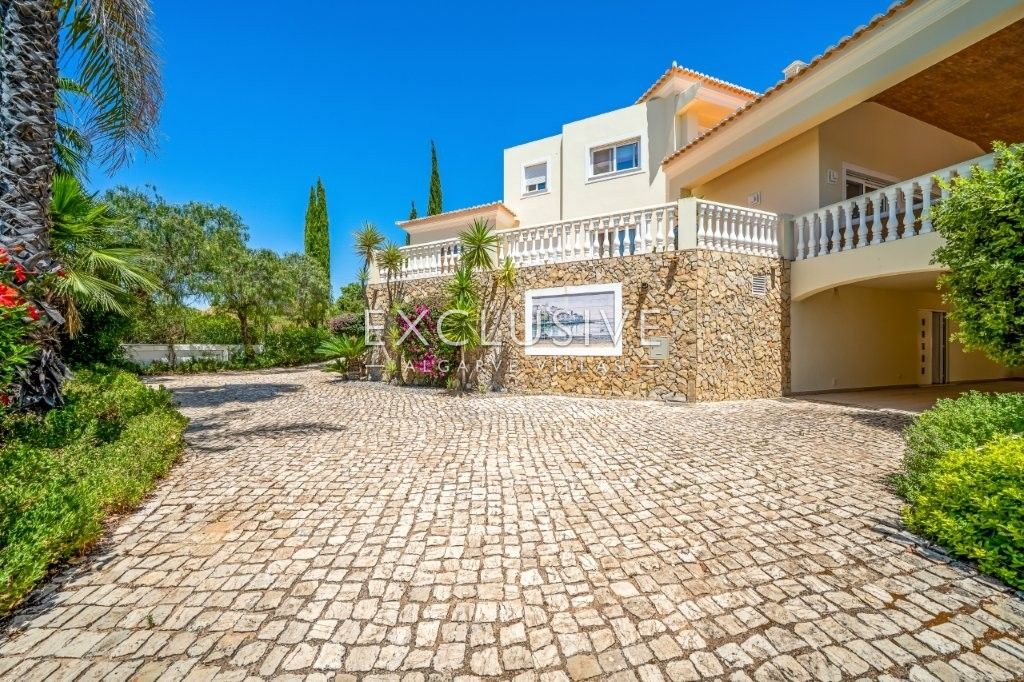 Moderne Villa mit 4 Schlafzimmern, traditionellen portugiesischen Elementen, Pool und Meerblick zu v