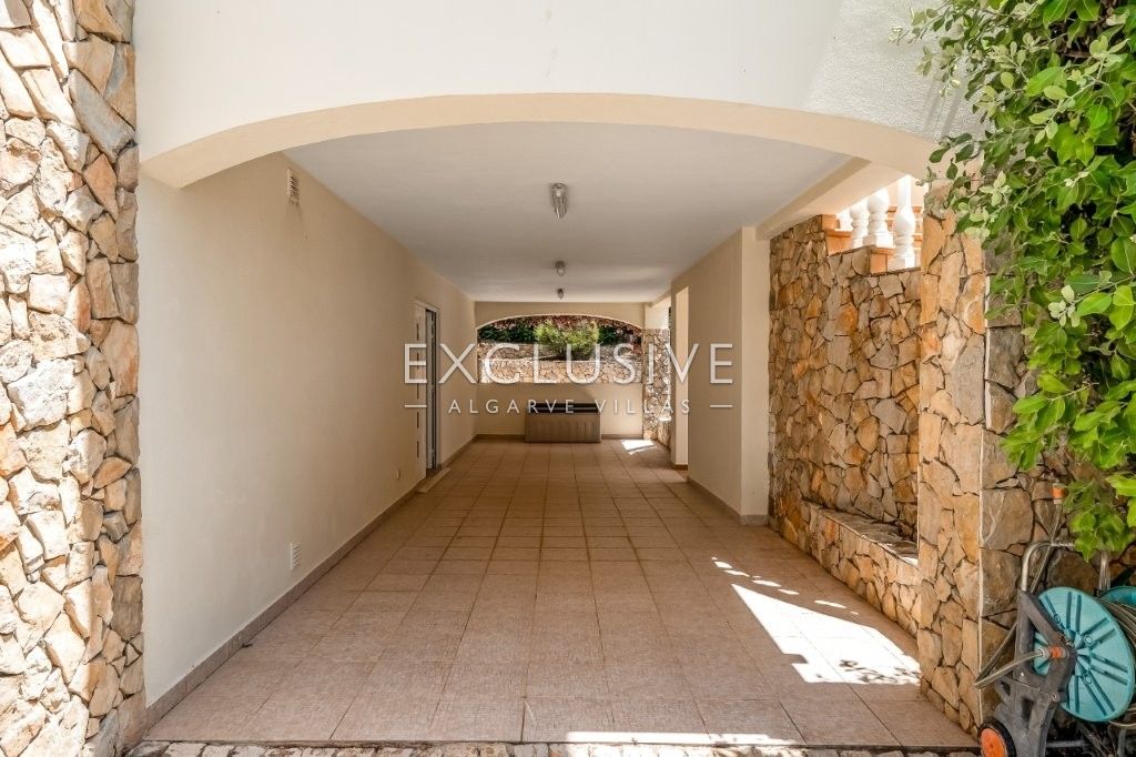 Moderne Villa mit 4 Schlafzimmern, traditionellen portugiesischen Elementen, Pool und Meerblick zu v